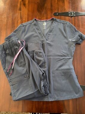 Size Small Vince Camuto Gray Scrub Set with Pink Trim